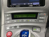 【オートエアコン】一度お好みの温度に設定すれば、車内の温度を検知し風量や温度を自動で調整。暑い&hellip;寒い&hellip;と何度もスイッチ操作をする必要はありません。快適な車内空間には必須の機能ですね♪