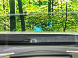 【ヘッドアップディスプレイ】現在の速度や走行情報をデジタル表示で運転席前方のガラスに投影!運転中、目線をずらさず必要な情報を確認できるのでとっても便利で安心!