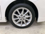 純正のアルミホイール装着。