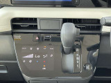 タブレット端末のような先進的な操作性をもつ、これまでなかったエアコンです。手が届きやすい位置に大型のタッチスイッチを配置し、使い勝手を高めています。