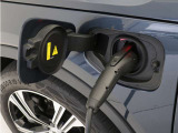 専用コードを接続するだけで簡単に充電が行えます。プラグインハイブリッドモデルRecharge PHEV T5は、走行中の充電のほか自宅などに設置された充電機器からの充電が可能です。