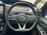 インテリアに合わせたデザインのステアリングは、運転される方のことも考え、運転しやすい形状、大きさです。是非一度、実際に触ってお確かめください。