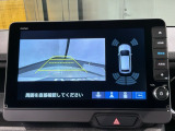 リバースギアに入れるだけで後方の表示へ切り替わります。夜間や雨の日の駐車も楽になりますよ。