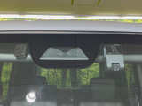 【ホンダセンシング】走行中に前方の車両等を認識し、衝突しそうな時は警報とブレーキで衝突回避と被害軽減をアシスト。より安全にドライブをお楽しみいただけます。