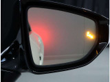 見えにくい並走車の存在を知らせるブラインドスポットモニターつきです