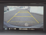 目安となるガイドライン付きのバックカメラを装備しているので、慣れない場所での車庫入れも安心です。