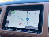 純正8インチインターナビ付きでフルセグ・DVD再生・Bluetoothなど付いてとても便利な車両です♪