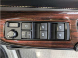 パワーウィンドウのスイッチですよ。 運転席に居ながら窓を開け閉めのコントロールできますよ。 ロック機能で、子供がイタズラして窓を開けるという事も無くなりますよ。