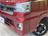 【LEDヘッドライト】悪天候や夜間走行時も良好な視界を確保し安心して運転できる高輝度LEDヘッドライトを装備!点灯速度が早く、消費電力も抑えられています。