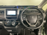 【ハンドル】運転にかかわる様々な操作を安全に行えるように視点移動が少なく操作性に配慮されたスイッチ類が凝縮されたコックピットです。