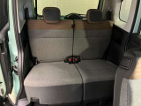 【後席】大人が足を組んでもくつろげるほどの広さ!後席スライド量もたっぷりで、運転席に近づけると、お子さまのケアもラクラク♪