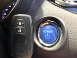 【スマートキー】カバンやポケットに入れたままでもドアの施錠・解錠が可能なスマートキーを装備。エンジンのオン・オフ時もカギを取り出す必要が無いからとっても便利です♪