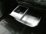 センターコンソールの引き出し式のテーブルには、紙パックのお飲み物が置ける引き出し式のアタッチメントもご用意しております♪