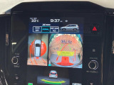 【マルチテレインモニター】車のフロントやサイドのカメラ画像を同時にモニター表示することで、悪路や狭い道を走行時でも周囲の状況確認ができ安心!本格SUVにうれしい装備です♪