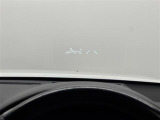【ヘッドアップディスプレイ】フロントウインドウガラスに運転支援システムの作動状況やナビゲーションの案内表示など、走行に関するさまざまな情報を表示できます。(表示内容は車種により異なります)