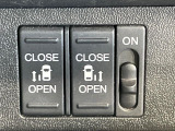 【両側パワースライドドア】スマートキーや運転席のスイッチで後席両側スライドドアの開閉が可能♪電動だから力を入れてドアを開ける必要が無く、小さなお子様でも簡単に開け閉めでき快適です♪