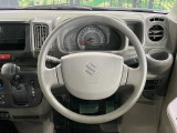 インテリアに合わせたデザインのステアリングは、運転される方のことも考え、運転しやすい形状、大きさです。是非一度、実際に触ってお確かめください。