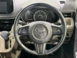 インテリアに合わせたデザインのステアリングは、運転される方のことも考え、運転しやすい形状、大きさです。是非一度、実際に触ってお確かめください。