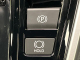 【電動パーキングブレーキ】パーキングブレーキは便利な電動式!ボタン一つで操作でき、アクセルを踏めば自動で解除されます♪レバーやペダルが無いので運転席廻りもすっきりしますね♪