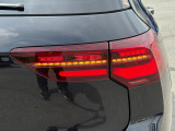 LEDテールランプ(ダイナミックターンインジケーター付き)特徴的な配光パターンによって後続車からの視認性が高まり、万一の追突の危険性を軽減します。