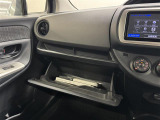 【グローブボックス】車検証、サングラスやCDなど小さい荷物が収納できるので車内を綺麗に整頓できますね。