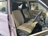 運転席まわりです。運転席からの視界が左右に広く隅々まではっきりと見渡せます!クルマの前端も把握しやすく安心して運転できます!