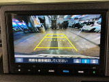 【バックカメラ】運転が苦手な方も車庫入れラクラクです!ギアをリバースに入れれば自動的に切り換わりますので、面倒な操作は不要です♪狭い駐車場もお車を傷つけず安心ですね!
