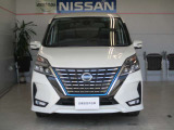 フロントマスクの大きなVモーショングリルは日産らしさを引き立たせてくれます。Vのブルーのラインがe-POWERの証!