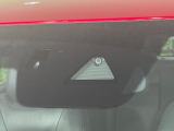 【i-ACTIVESENSE】走行中に前方の車両等を認識し、衝突しそうな時は警報とブレーキで衝突回避と被害軽減をアシスト。より安全にドライブをお楽しみいただけます。