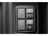 EVモードは電気モーターのみを使って走行するモードです。深夜の住宅街、屋内駐車場でエンジン騒音や排気ガスを気にすることなく走行できます。