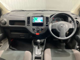運転席はまるでオフィス機能を備えたコックピット。クルマの中にいても、自分のデスクにいるかのように仕事を進められます!