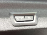 ●電動リアゲート:ワンタッチでリアゲートの開閉ができ、荷物などで両手が塞がっている状態でも簡単に開閉ができる便利機能です。