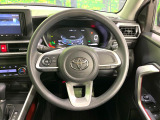 インテリアに合わせたデザインのステアリングは、運転される方のことも考え、運転しやすい形状、大きさです。是非一度、実際に触ってお確かめください。