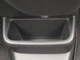 足元には便利なセンターロアボックスを設置。車内を整理しやすく、使い勝手の良さが魅力です。