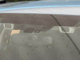 【アイサイトVer3】前方の車両等を検知し、衝突しそうな時は警報で注意を促し、ブレーキを踏む力をサポート。ブレーキを踏めなかった場合は衝突被害軽減ブレーキが作動、衝突回避をサポートします。
