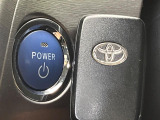 【スマートキー】カバンやポケットに入れたままでもドアの施錠・解錠が可能なスマートキーを装備。エンジンのオン・オフ時もカギを取り出す必要が無いからとっても便利です♪