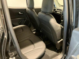 【リアシート】屋根までの高さがある車のため、大人の方でも圧迫感が少なく乗車出来ます。足元は広く取られているため、ゆったりとお乗り頂けます。