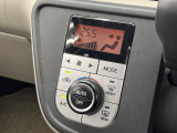 【オートエアコン】一度お好みの温度に設定すれば、車内の温度を検知し風量や温度を自動で調整。暑い&hellip;寒い&hellip;と何度もスイッチ操作をする必要はありません。快適な車内空間には必須の機能ですね♪