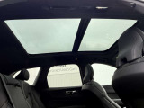 ◆サンルーフ/UVカット仕様の電動パノラマガラスサンルーフ。澄みきった青空を車内に取り入れ、爽快感あふれる毎日に