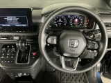 【ハンドル】運転にかかわる様々な操作を安全に行えるように視点移動が少なく操作性に配慮されたスイッチ類が凝縮されたコックピットです。