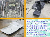 気持ちよくお乗り頂けるようシートやヘッドレストなど肌が触れる部分は全て取り外し、80℃の高圧温水洗浄機で丁寧にクリーニングしています。天井や室内も丸ごとクリーニング済で清潔です。