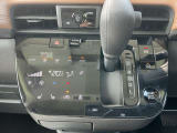 オートブレーキホールドは、ブレーキペダルを踏んで停車すると、ブレーキペダルから足を離してもクルマがブレーキ力を維持。ペダルを踏み続けることによる足の疲れを緩和します。
