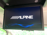 【ALPINEフリップダウンモニター】大画面モニターで後席でもエンタメをお楽しみいただけます。小さなお子様にも大人気の装備です♪