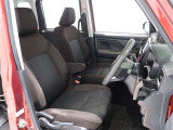 運転席にはアームレストが付いており長時間運転でも疲れ難くなっております!