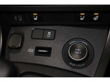 USB端子ソケット装備!寒い日も快適♪シートヒーター装備!ステアリングあったか♪ ステアリングヒーター装備!アクセサリーDC12Vソケット装備!
