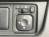 【オートエアコン】一度お好みの温度に設定すれば、車内の温度を検知し風量や温度を自動で調整。暑い&hellip;寒い&hellip;と何度もスイッチ操作をする必要はありません。快適な車内空間には必須の機能ですね♪