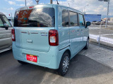 右斜め後ろからの特徴的なフォルム。ボックス型で車体全体を把握しやすく運転しやすそうですね♪