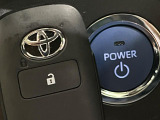 【スマートキー】カバンやポケットに入れたままでもドアの施錠・解錠が可能なスマートキーを装備。エンジンのオン・オフ時もカギを取り出す必要が無いからとっても便利です♪