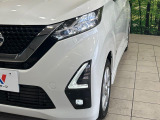 【LEDヘッドライト】悪天候や夜間走行時も良好な視界を確保し安心して運転できる高輝度LEDヘッドライトを装備!点灯速度が早く、消費電力も抑えられています。