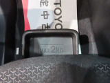 助手席の下にアンダートレイが付いて便利ですね♪
